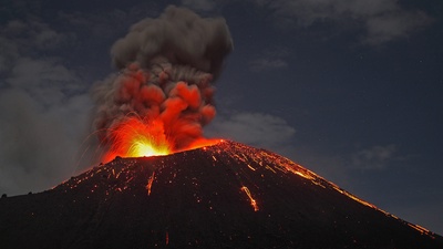 苏门答腊海岸正在喷发的喀拉喀托火山，印度尼西亚 (© Martin Rietze/Alamy)(20190827)的图片-苏门答腊海岸正在喷发的喀拉喀托火山，印度尼西亚 (© Martin Rietze/Alamy)
