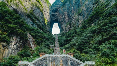 张家界天门山，中国 (© Bogdan Dyiakonovych/Shutterstock)(20200108)的图片-张家界天门山，中国 (© Bogdan Dyiakonovych/Shutterstock)