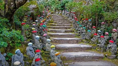排列在通往大圣院石径上的小罗汉雕像，日本宫岛 (© Malcolm Fairman/Alamy)(20200111)的图片-排列在通往大圣院石径上的小罗汉雕像，日本宫岛 (© Malcolm Fairman/Alamy)