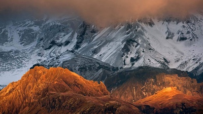 阳光照耀下的火山岩山脊，冰岛埃亚菲亚德拉冰盖 (© Erlend Haarberg/Minden Pictures)(20200120)的图片-阳光照耀下的火山岩山脊，冰岛埃亚菲亚德拉冰盖 (© Erlend Haarberg/Minden Pictures)