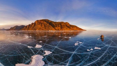 汽车穿过贝加尔湖冰面的鸟瞰图，俄罗斯 (© Amazing Aerial Agency/Offset)(20200130)的图片-汽车穿过贝加尔湖冰面的鸟瞰图，俄罗斯 (© Amazing Aerial Agency/Offset)