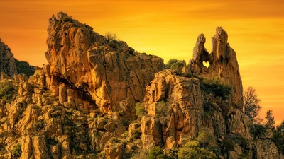 Calanques de Piana岩层上的一个心形洞，法国科西嘉岛 (© joningall/Getty Images)(20200214)的图片-Calanques de Piana岩层上的一个心形洞，法国科西嘉岛 (© joningall/Getty Images)