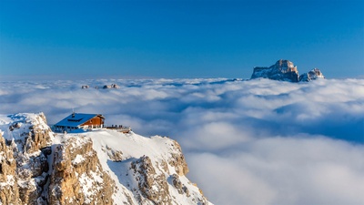 以佩尔莫山为背景云层之上的Rifugio Lagazuoi，意大利多洛米蒂山脉 (© Nicolo Miana/eStock Photo)(20200220)的图片-以佩尔莫山为背景云层之上的Rifugio Lagazuoi，意大利多洛米蒂山脉 (© Nicolo Miana/eStock Photo)