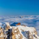 以佩尔莫山为背景云层之上的Rifugio Lagazuoi，意大利多洛米蒂山脉 (© Nicolo Miana/eStock Photo)(20200220)