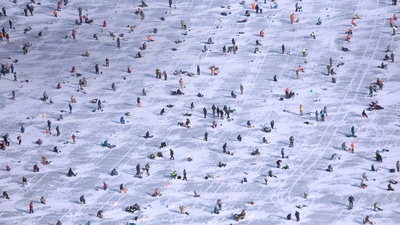 人们在布雷纳德的加尔湖上冰钓，明尼苏达州 (© Robert Benson/Cavan)(20200223)的图片-人们在布雷纳德的加尔湖上冰钓，明尼苏达州 (© Robert Benson/Cavan)