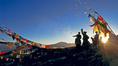 朝圣者将风马旗扔向甘登寺上方的空中为新年祈福，中国西藏 (© Ian Cumming/plainpicture)(20200224)的图片-朝圣者将风马旗扔向甘登寺上方的空中为新年祈福，中国西藏 (© Ian Cumming/plainpicture)