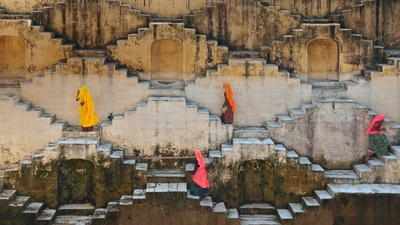 斋浦尔琥珀堡附近当地妇女正在爬阶梯井，印度拉贾斯坦邦 (© Shanna Baker/Offset)(20200322)的图片-斋浦尔琥珀堡附近当地妇女正在爬阶梯井，印度拉贾斯坦邦 (© Shanna Baker/Offset)