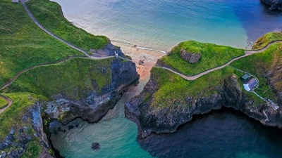 连接巴林托伊附近两处悬崖的Carrick-a-Rede索桥，北爱尔兰安特里姆 (© NordicMoonlight/iStock/Getty Images Plus)(20200331)的图片-连接巴林托伊附近两处悬崖的Carrick-a-Rede索桥，北爱尔兰安特里姆 (© NordicMoonlight/iStock/Getty Images Plus)