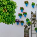 正在照看花草的孩子和祖父铜雕，西班牙科尔多瓦 (© David M G/Alamy)(20200505)