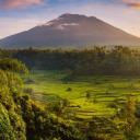 以阿贡火山为背景Sidemen山谷中的稻田，印度尼西亚巴厘岛 (© Jon Arnold/Danita Delimont)(20200514)