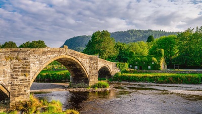 兰鲁斯特一座名为Pont Fawr的石拱桥，英国威尔士 (© Pajor Pawel/Shutterstock)(20200604)的图片-兰鲁斯特一座名为Pont Fawr的石拱桥，英国威尔士 (© Pajor Pawel/Shutterstock)