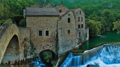 杜尔比河峡谷中的Moulin de Corp和小桥，法国Grands Causses自然公园 (© Hemis/Alamy)(20200613)的图片-杜尔比河峡谷中的Moulin de Corp和小桥，法国Grands Causses自然公园 (© Hemis/Alamy)