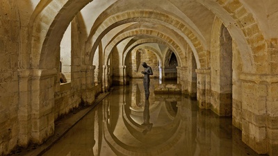 被洪水淹没的温彻斯特大教堂地下室，英国汉普郡 (© Oliver Hoffmann/Alamy)(20200715)的图片-被洪水淹没的温彻斯特大教堂地下室，英国汉普郡 (© Oliver Hoffmann/Alamy)