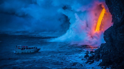 一艘游船经过时熔岩流撞击水面产生爆炸，夏威夷火山国家公园 (© Patrick Kelley/Getty Images)(20200801)的图片-一艘游船经过时熔岩流撞击水面产生爆炸，夏威夷火山国家公园 (© Patrick Kelley/Getty Images)