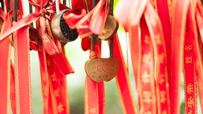 【今日七夕】Love locker on a red stripe hanging in a temple in Chengdu, China © Philippe LEJEANVRE/Getty Images(20200825)的图片-【今日七夕】Love locker on a red stripe hanging in a temple in Chengdu, China © Philippe LEJEANVRE/Getty Images
