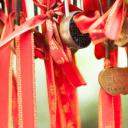 【今日七夕】Love locker on a red stripe hanging in a temple in Chengdu, China © Philippe LEJEANVRE/Getty Images(20200825)