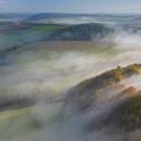 Restormel城堡上空的秋雾，英国康沃尔 (© Robert Harding/Alamy)(20201007)