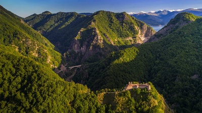 堡垒山上的珀纳里城堡，法加拉斯山,罗马尼亚 (© porojnicu/Getty Images)(20201012)的图片-堡垒山上的珀纳里城堡，法加拉斯山,罗马尼亚 (© porojnicu/Getty Images)