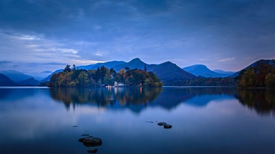 德文特湖上的德文特岛房屋，英国坎布里亚郡湖区国家公园 (© Chris Warren/eStock Photo)(20201108)的图片-德文特湖上的德文特岛房屋，英国坎布里亚郡湖区国家公园 (© Chris Warren/eStock Photo)