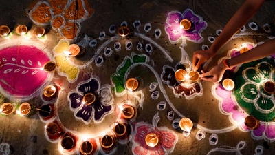 排灯节期间摆放在蓝果丽上的油灯 (© Subir Basak/Getty Images)(20201114)的图片-排灯节期间摆放在蓝果丽上的油灯 (© Subir Basak/Getty Images)