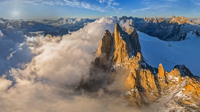 鸟瞰勃朗峰山脉中的南针峰，法国 (© Amazing Aerial Agency/Offset by Shutterstock)(20201120)的图片-鸟瞰勃朗峰山脉中的南针峰，法国 (© Amazing Aerial Agency/Offset by Shutterstock)