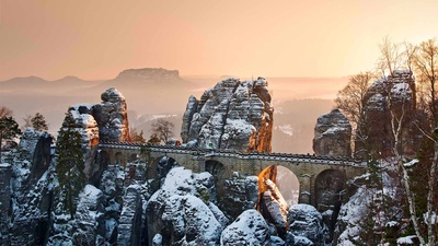 易北河上的巴斯泰桥，德国撒克逊瑞士国家公园 (© Reinhard Schmid/eStock Photo)(20201215)的图片-易北河上的巴斯泰桥，德国撒克逊瑞士国家公园 (© Reinhard Schmid/eStock Photo)