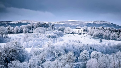 Barnett Demesne公园中在白雪覆盖的山坡上玩耍的一家，北爱尔兰贝尔法斯特 (© Stephen Barnes/Alamy)(20201226)的图片-Barnett Demesne公园中在白雪覆盖的山坡上玩耍的一家，北爱尔兰贝尔法斯特 (© Stephen Barnes/Alamy)