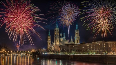 跨年庆典中燃放的烟花，西班牙萨拉戈萨 (© Martina Badini/Shutterstock)(20201231)的图片-跨年庆典中燃放的烟花，西班牙萨拉戈萨 (© Martina Badini/Shutterstock)