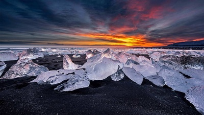 冰河湖对面的钻石冰沙滩，冰岛 (© surangaw/Getty Images)(20210104)的图片-冰河湖对面的钻石冰沙滩，冰岛 (© surangaw/Getty Images)