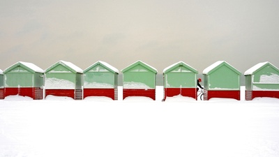 布莱顿-霍夫被雪覆盖的海滩小屋，英国 (© Tim Jones/Alamy)(20210114)的图片-布莱顿-霍夫被雪覆盖的海滩小屋，英国 (© Tim Jones/Alamy)