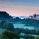 俯瞰着多尔多涅河谷的贝纳克城堡，法国 (© Gareth Kirkland/Alamy)(20210115)