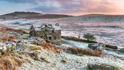 博德明高沼上布朗威利山麓的废弃小屋，英格兰 (© Helen Hotson/Alamy Stock Photo)(20210130)的图片-博德明高沼上布朗威利山麓的废弃小屋，英格兰 (© Helen Hotson/Alamy Stock Photo)