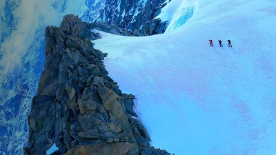 勃朗峰高山冰川上的徒步者，法国夏慕尼 (© agustavop/Getty Images)(20210208)的图片-勃朗峰高山冰川上的徒步者，法国夏慕尼 (© agustavop/Getty Images)