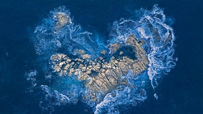海浪冲击着悉尼海岸的一个心形岩石岛，澳大利亚 (© Kristian Bell/Getty Images)(20210214)的图片-海浪冲击着悉尼海岸的一个心形岩石岛，澳大利亚 (© Kristian Bell/Getty Images)