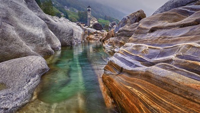 拉韦尔泰佐附近一条河里的石头，瑞士塞斯卡山谷 (© Robert Seitz/Offset by Shutterstock)(20210218)的图片-拉韦尔泰佐附近一条河里的石头，瑞士塞斯卡山谷 (© Robert Seitz/Offset by Shutterstock)