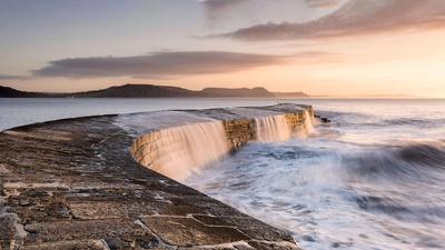 莱姆里杰斯的Cobb防波堤，英格兰多塞特 (© Ross Hoddinott/Offset by Shutterstock)(20210222)的图片-莱姆里杰斯的Cobb防波堤，英格兰多塞特 (© Ross Hoddinott/Offset by Shutterstock)