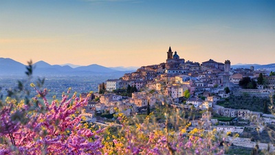 俯瞰着特雷维的扁桃花，意大利佩鲁贾 (© Maurizio Rellini/eStock Photo)(20210225)的图片-俯瞰着特雷维的扁桃花，意大利佩鲁贾 (© Maurizio Rellini/eStock Photo)