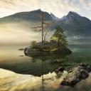 被阿尔卑斯山环抱的辛特湖，德国贝希特斯加登 (© Offset by Shutterstock)(20210310)