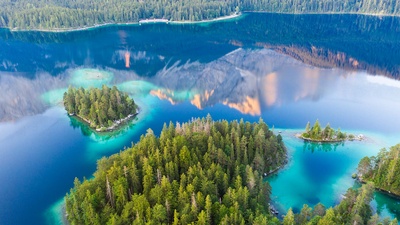 倒映在艾布湖上的楚格峰，德国巴伐利亚 (© Martin Siepmann/Westend61/Offset by Shutterstock)(20210312)的图片-倒映在艾布湖上的楚格峰，德国巴伐利亚 (© Martin Siepmann/Westend61/Offset by Shutterstock)