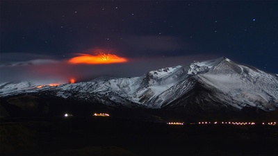 2013年正在喷发的埃特纳火山，意大利西西里岛 (© Wead/Alamy Live News)(20210318)的图片-2013年正在喷发的埃特纳火山，意大利西西里岛 (© Wead/Alamy Live News)