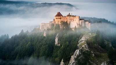 汝拉山中的Chateau de Joux堡，法国 (© Ivoha/Alamy)(20210322)的图片-汝拉山中的Chateau de Joux堡，法国 (© Ivoha/Alamy)