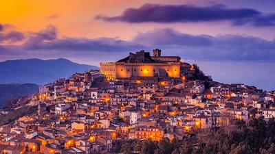 蒙塔尔巴诺埃利科纳，意大利西西里岛 (© Antonino Bartuccio/SOPA Collection/Offset by Shutterstock)(20210418)的图片-蒙塔尔巴诺埃利科纳，意大利西西里岛 (© Antonino Bartuccio/SOPA Collection/Offset by Shutterstock)