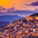 蒙塔尔巴诺埃利科纳，意大利西西里岛 (© Antonino Bartuccio/SOPA Collection/Offset by Shutterstock)(20210418)