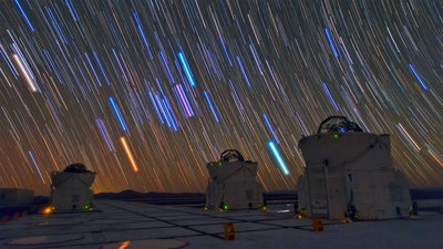 帕瑞纳天文台的望远镜和星迹，智利阿塔卡马沙漠 (© Matteo Omied/Alamy)(20210515)的图片-帕瑞纳天文台的望远镜和星迹，智利阿塔卡马沙漠 (© Matteo Omied/Alamy)