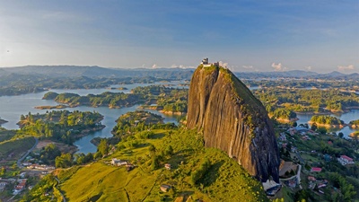 鸟瞰瓜塔佩巨岩，哥伦比亚瓜塔佩 (© Amazing Aerial Agency/Offset by Shutterstock)(20210516)的图片-鸟瞰瓜塔佩巨岩，哥伦比亚瓜塔佩 (© Amazing Aerial Agency/Offset by Shutterstock)