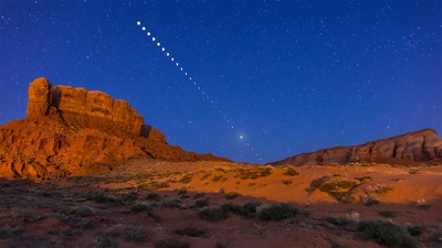 2015年4月4日摄于Tear Drop Arch附近的月全食，犹他州纪念碑谷 (© Alan Dyer/Alamy)(20210526)的图片-2015年4月4日摄于Tear Drop Arch附近的月全食，犹他州纪念碑谷 (© Alan Dyer/Alamy)