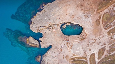 鸟瞰罗卡附近的Grotta della Poesia，意大利莱切 (© Amazing Aerial Agency/Offset by Shutterstock)(20210601)的图片-鸟瞰罗卡附近的Grotta della Poesia，意大利莱切 (© Amazing Aerial Agency/Offset by Shutterstock)