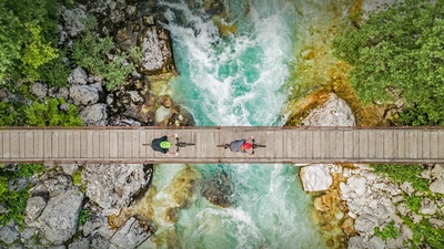 斯洛文尼亚索奇河上的木制吊桥上骑自行车的人的鸟瞰图 (© Amazing Aerial Agency/Offset by Shutterstock)(20210603)的图片-斯洛文尼亚索奇河上的木制吊桥上骑自行车的人的鸟瞰图 (© Amazing Aerial Agency/Offset by Shutterstock)