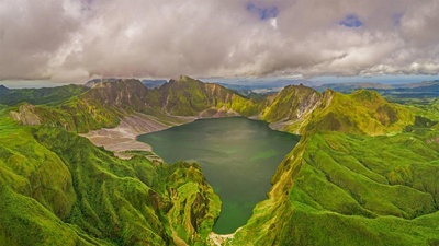 鸟瞰皮纳图博火山湖和山脉，菲律宾波拉克 (© Amazing Aerial Agency/Offset by Shutterstock)(20210615)的图片-鸟瞰皮纳图博火山湖和山脉，菲律宾波拉克 (© Amazing Aerial Agency/Offset by Shutterstock)