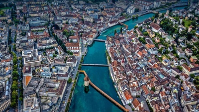 Aerial view of Chapel Bridge over the river Reuss in Lucerne, Switzerland (© Neleman Initiative/Gallery Stock)(20210618)的图片-Aerial view of Chapel Bridge over the river Reuss in Lucerne, Switzerland (© Neleman Initiative/Gallery Stock)